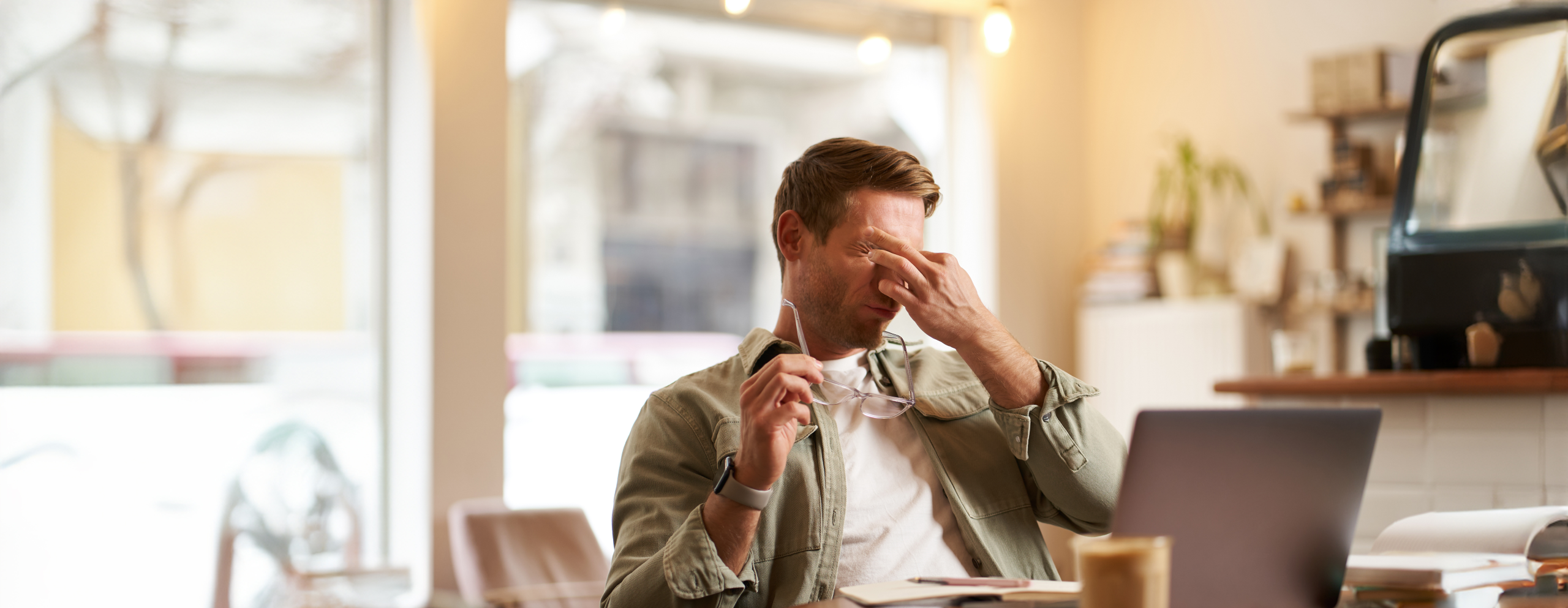 giovane uomo stressato in ufficio su sfondo chiaro
