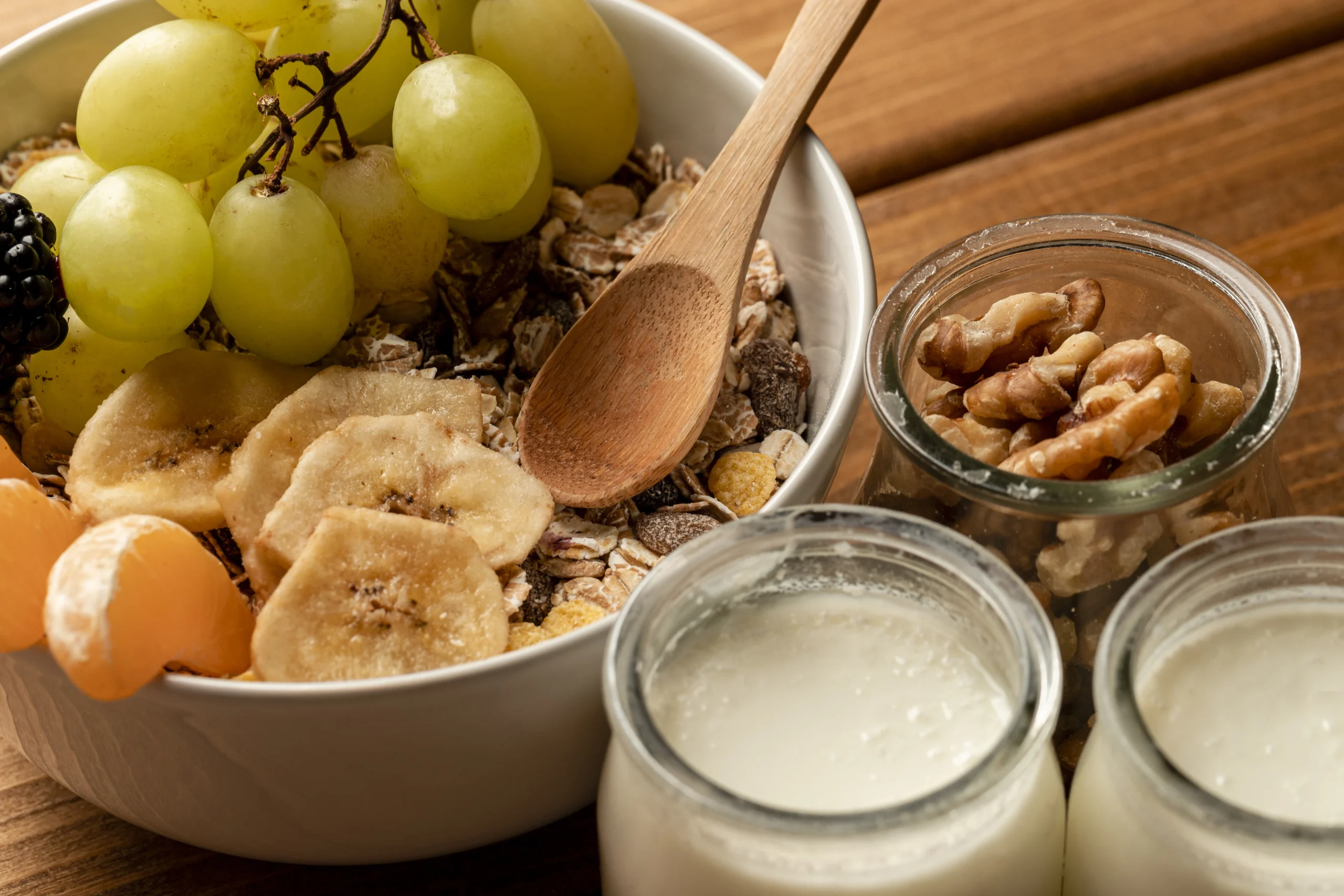 alimenti probiotici e prebiotici su una superficie di legno chiaro, imbastiti per la colazione